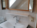 spiegel und waschbecken im badezimmer